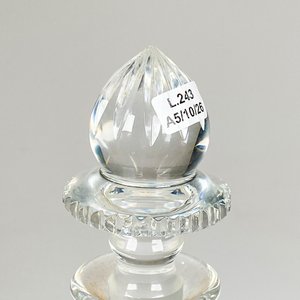 Botellon de cristal tallado hialino ,con cartela y tapón (borde adentro chips) altura 31 cm - imagen 4
