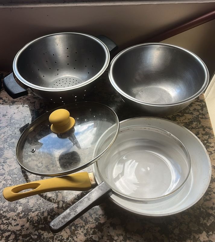 Sartén y accesorios de cocina en buen estado - imagen 3