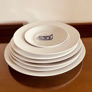 Lote siguiente: Set de 7 Platos Blancos de Cerámica con Variedad de Tamaños