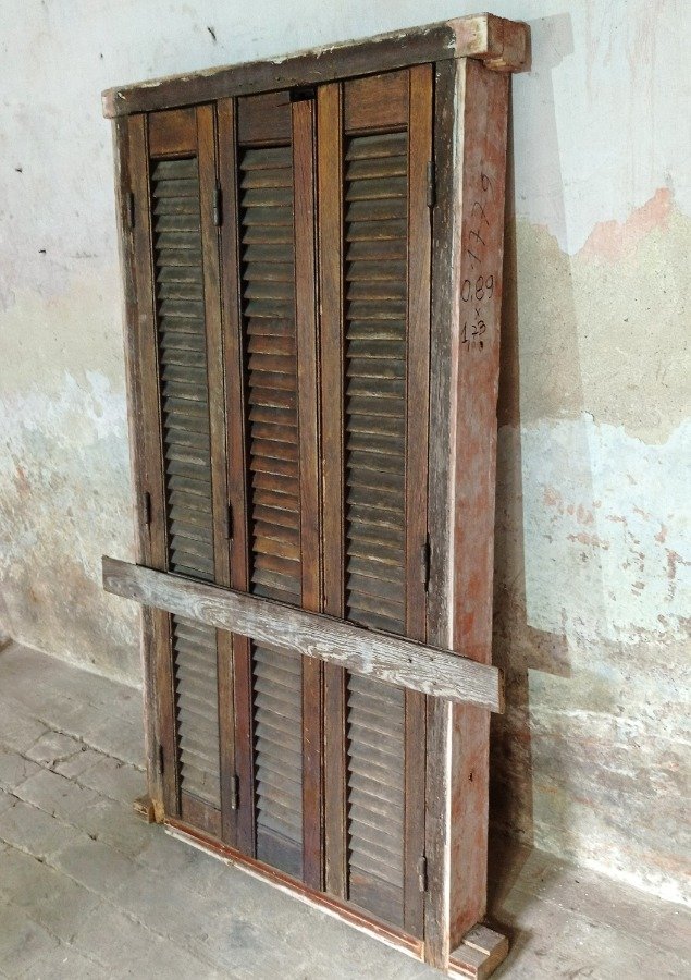 Ventana antigua con hoja batiente y postigos en cedro - imagen 7