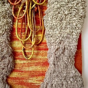 Tapiz Beige y Naranja Hecho a Mano con Texturas Variadas - imagen 6