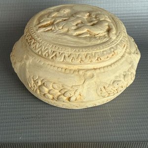 Lote anterior: Alhajero de Terracota con Tapa Falconi Ecidio - Decoración Clásica