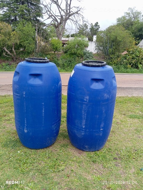 Dos Tanques Plásticos Azules de 200 Litros con Tapa Rosca