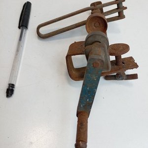 Antiguo Cargador de Cartuchos Metálico con Manivela y Óxido - imagen 7