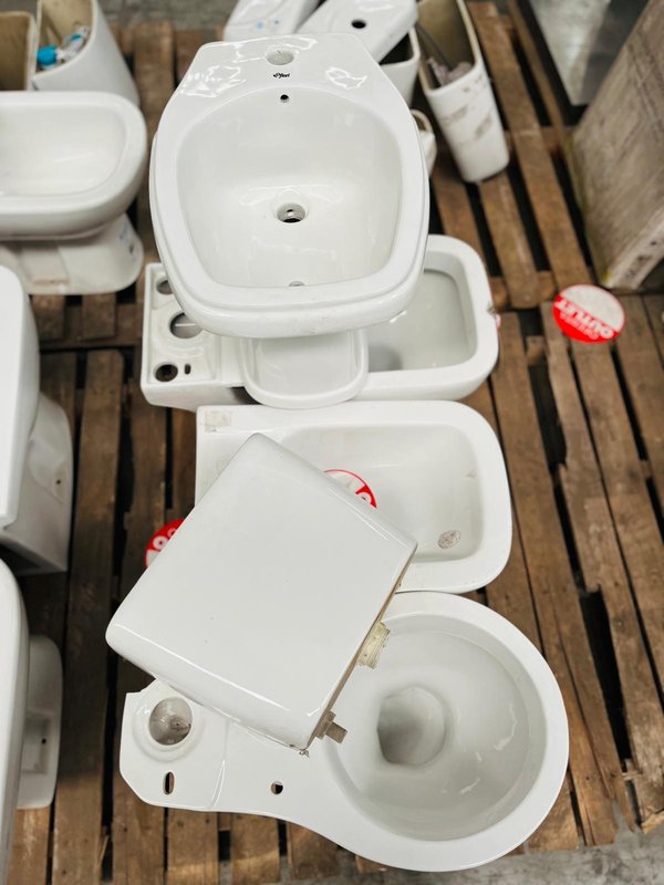 Lote de 5 Piezas Sanitarias: Bidet, Cisterna y Varios Inodoros