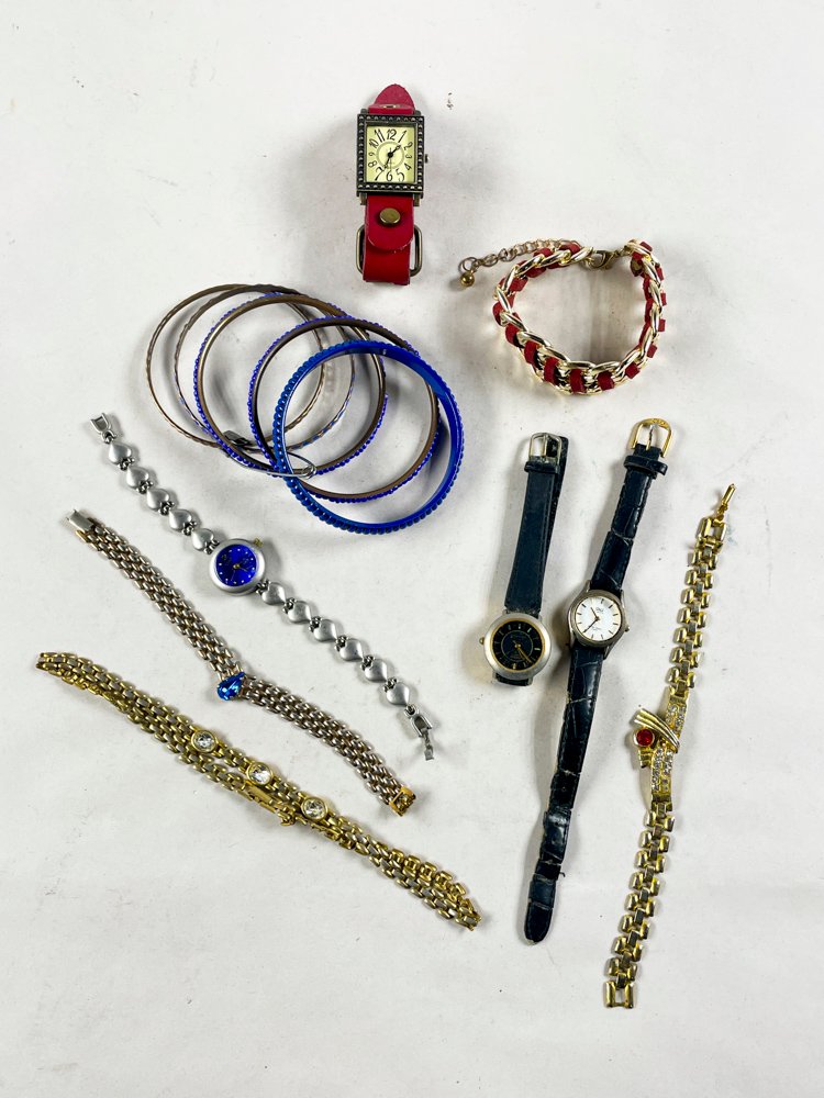 Lote de 11 Piezas: Relojes de Pulsera y Pulseras Variadas