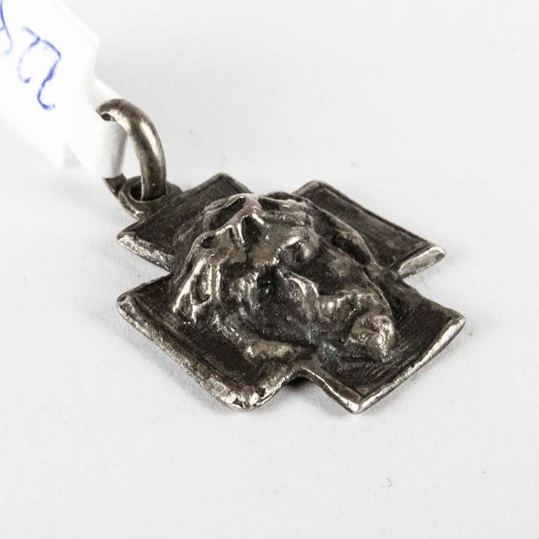 Cruz de plata con diseño facial - imagen 2
