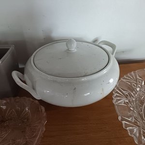 Lote de Vajilla y Utensilios de Cocina: Tortera, Sopera, Fuentes y Vasos - imagen 2
