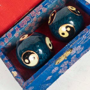 2 Bolas de Masaje Orientales con Símbolo Yin Yang en Estuche - imagen 2