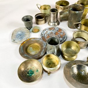Lote de Metales Varios: Tazas, Centros de Mesa y Accesorios Vintage - imagen 2
