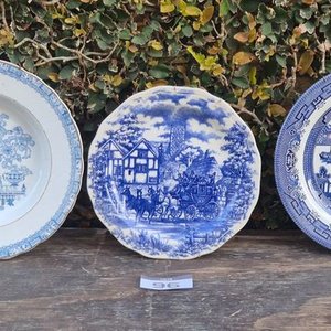 Lote anterior: Tres Platos Decorativos de Loza Azul y Blanca con Escenas Tradicionales