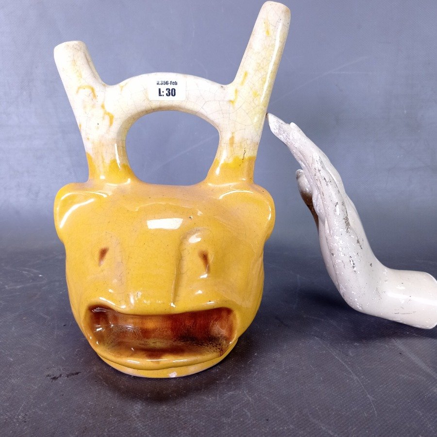 Botella o vasija en cerámica con rostro y dos picos - imagen 3