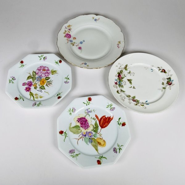 Cuatro Platos de Porcelana Francesa Limoges y Checa con Decoración Floral