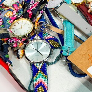 Lote de 8 Relojes de Pulsera para Dama: Mallas de Cuero Sintético, Tela Floral y Mostacillas - imagen 3