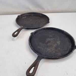 Par de Sartenes de Hierro Fundido Rústicas con Mango Integrado - imagen 3