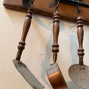 Colgador de Pared Rústico con Utensilios de Cocina en Madera y Cobre - imagen 9