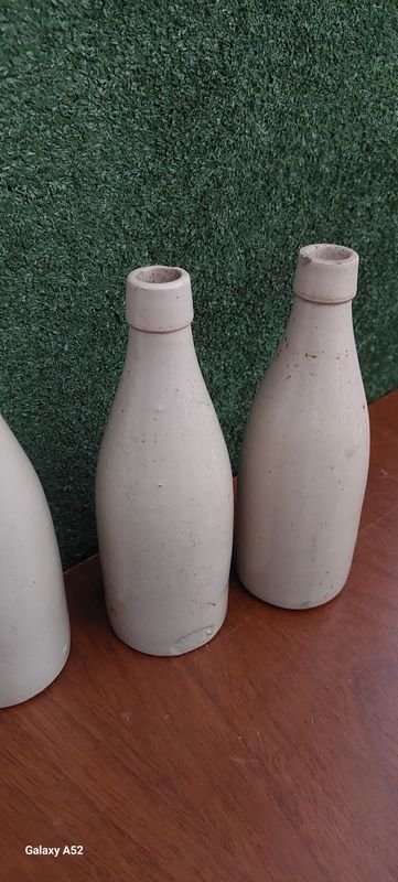 Tres botellas antiguas de cerámica blancas - imagen 3