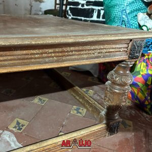 Mesa Ratona Antigua de Madera con Talla Decorativa - imagen 3