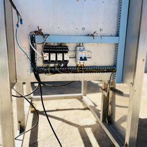 Cinta Transportadora Industrial con Panel de Control y Caja de Llaves - imagen 2