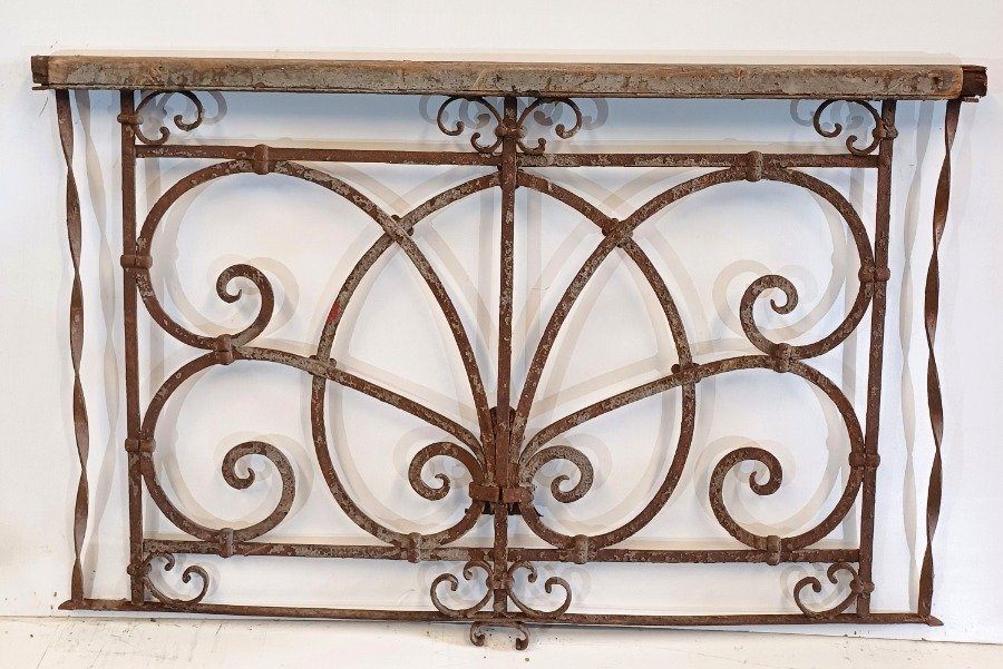 Reja antigua de hierro con diseño curvo - imagen 3