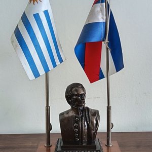 Lote siguiente: Adorno de Escritorio Busto Gral. Artigas con Pabellones Patrios en Bronce y Madera
