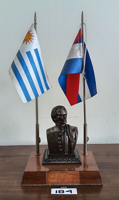 Adorno de Escritorio Busto Gral. Artigas con Pabellones Patrios en Bronce y Madera