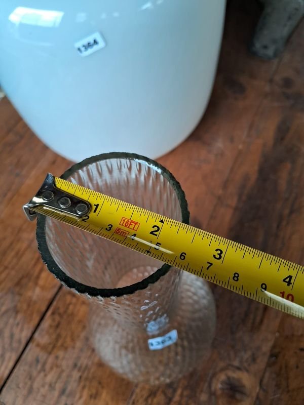 Vaso de vidrio tulipán con textura ribbada y etiqueta numerada - imagen 3
