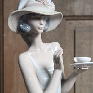 Figura de Porcelana Lladro Dama con Taza de Té, Altura 38 cm - imagen 3