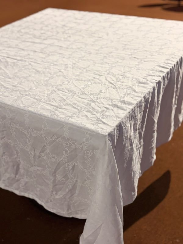 Manteles Blancos con Diseño Floral - Medidas 130x140 cm
