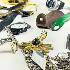 Lote de Relojes de Pulsera y Sobremesa, Máquinas de Afeitar y Accesorios - imagen 3