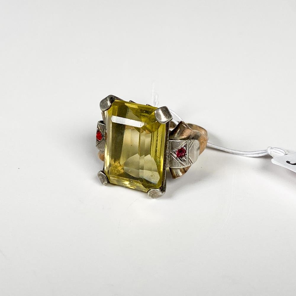 Antiguo Anillo Plata y Oro con Piedra Amarilla Grande y Detalles Rojos
