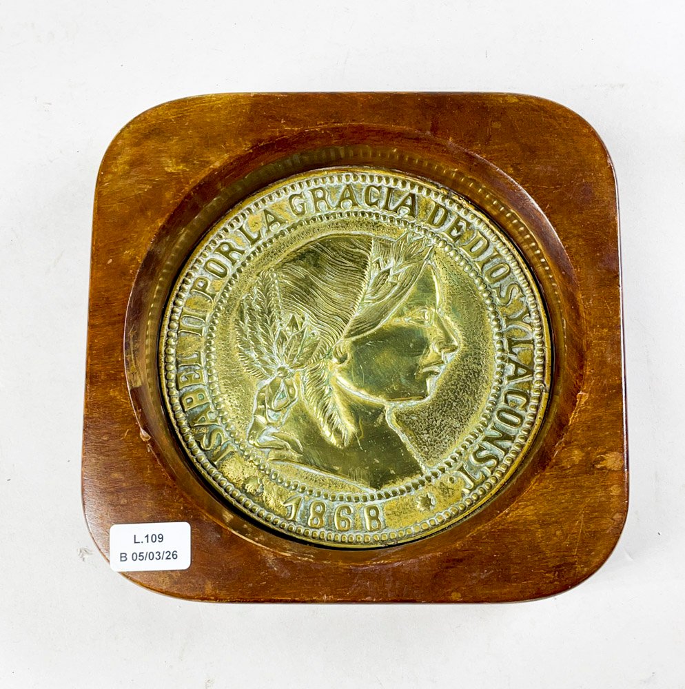Lote anterior: Cenicero en madera y bronce con moneda de oro
