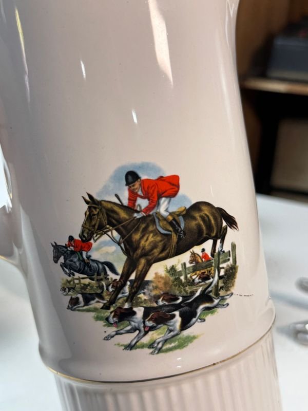 Juego en loza motivo cacería. Jarra, 6 vasos y centro con pié. - imagen 9