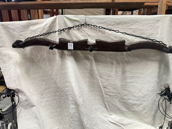 Perchero de madera dura con cadena metálica - imagen 1