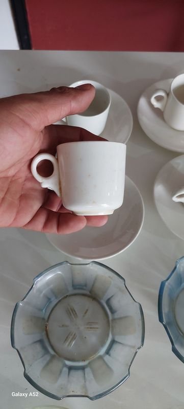 Lote siguiente: Tazas y compoteras de porcelana y cerámica