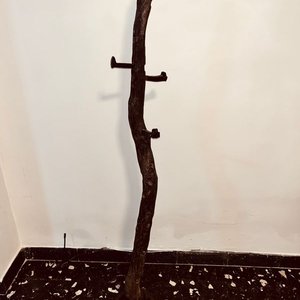 Lote anterior: Perchero Rústico de Madera con Base de Hierro y 3 Ganchos