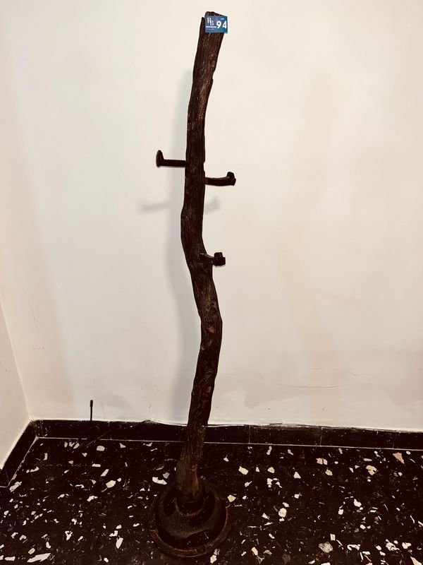Perchero Rústico de Madera con Base de Hierro y 3 Ganchos