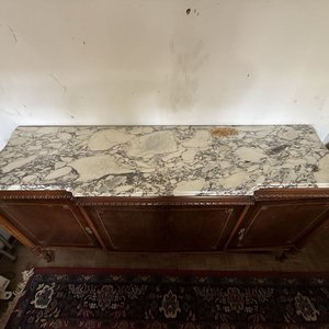 Aparador Antiguo de Madera con Tapa de Mármol y Detalles Incrustados - imagen 15