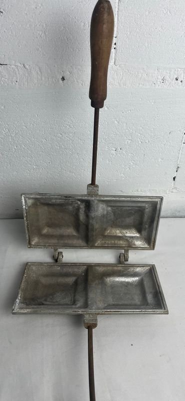 Sandwichera de Metal con Tongs y Tray - imagen 2