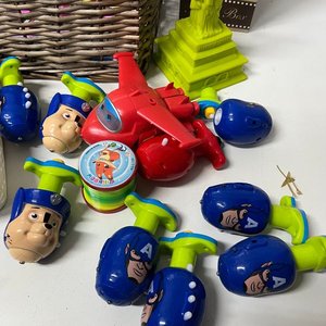 Lote de Trompos con Luces y Música, Canasto de Mimbre y Estatua de la Libertad - imagen 3