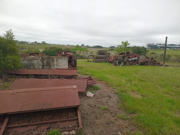 Lote de Materiales de Construcción y Descarte Metálico