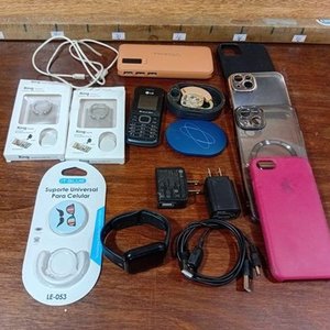 Lote de Accesorios para Celulares: Audífonos, Fundas, Soportes y Cargadores - imagen 1