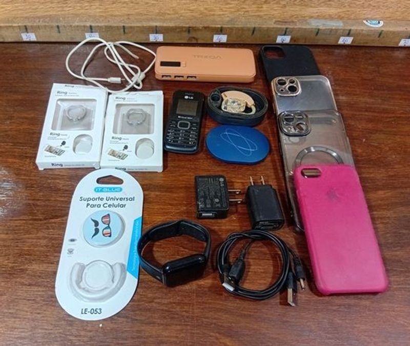 Lote de Accesorios para Celulares: Audífonos, Fundas, Soportes y Cargadores