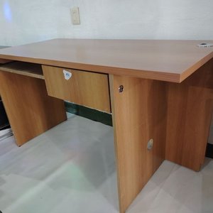 Escritorio de madera con espacio para teclado, cajón y torre - imagen 9