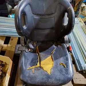 Asiento de Elevador Usado con Desgaste - imagen 1