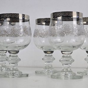 Lote de Copas y Vasos de Cristal Tallado y Dorado - imagen 4