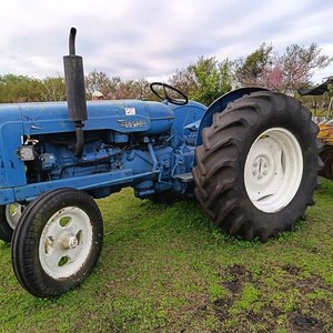 FORDSON MAJOR hay solo que ponerle bateria y andar, va con rastra, arado y disquera de 3 puntos, todo pronto para usar, el duño no dio muchas especificaciones sobre el pero parece ser del año 65 modelo fordson major E1A - imagen 9