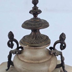 Reloj de sobremesa antiguo en bronce y alabastro con esfera esmaltada - imagen 5