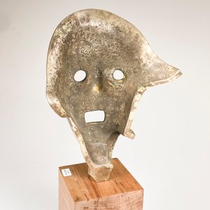 Máscara de Teatro Antigua en Bronce Plateado sobre Base de Madera - imagen 5