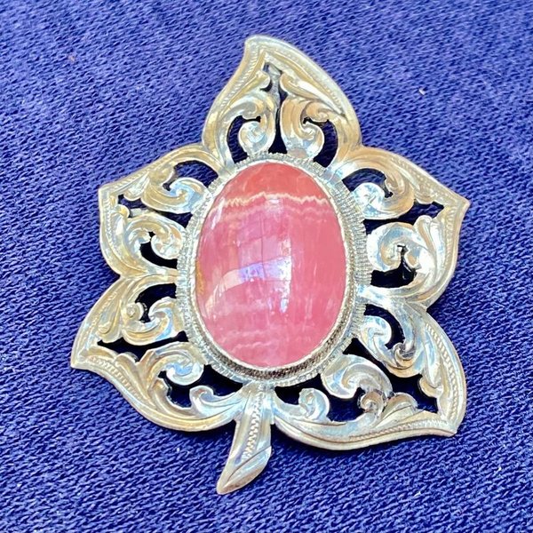 Prendedor de plata con diseño floral y piedra ovalada - imagen 1